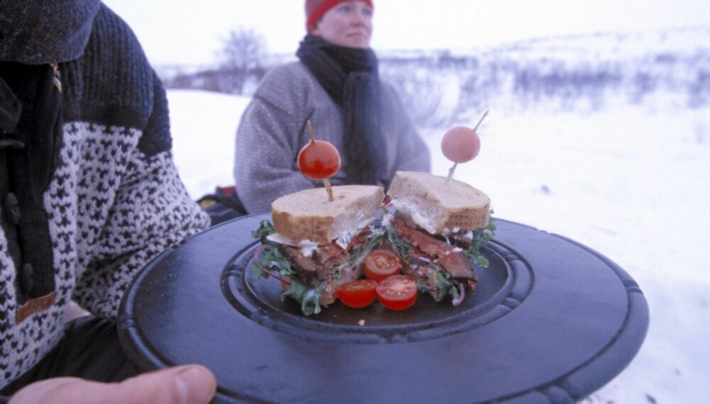 MAT OVER BÅLET: Med riktig utstyr blir det lett å lage mat på tur. Denne lunsjen er tilberedt over bål på Finnmarksvidda.