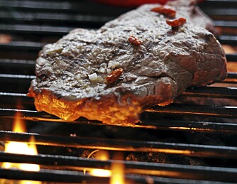 UNNGÅ FETT: Fett, olje og marinade som drypper ned på grillkullene returneres som farlige stoffer som legger seg på kjøttet.