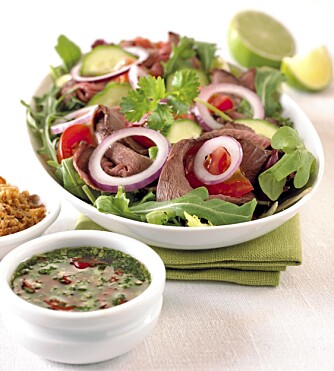 ROASTBIFFSALAT: 225 Kcal per porsjon. ROASTBIFFSALAT: 225 Kcal per porsjon.