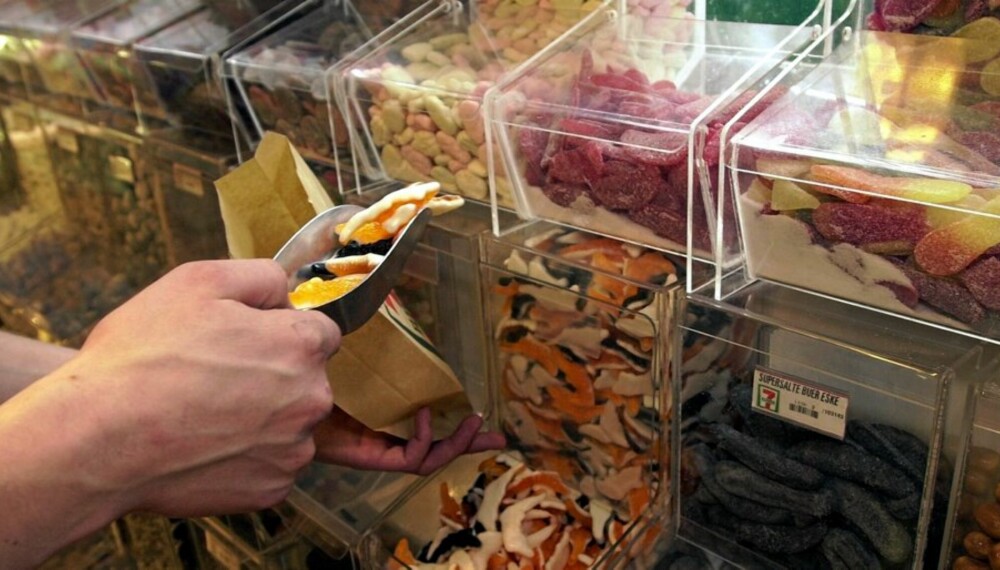 SMÅTT OG GODT: Vi spiser 15 kilo godteri og drikker 67 liter sukkerholdig brus i året. SMÅTT OG GODT: Vi spiser 15 kilo godteri og drikker 67 liter sukkerholdig brus i året.