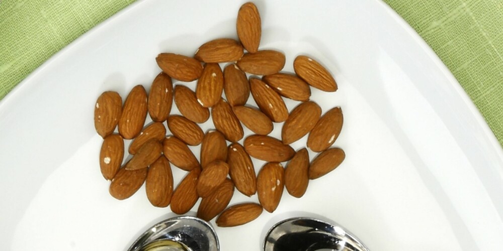 VITAMIN E er viktig for immunforsvaret og aldringsprosessen og har muligens kreftforebyggende effekt.
8 alfaTE* dekkes med: 35 mandler, eller 1 ss tran eller 1½ ss solsikkeolje VITAMIN E er viktig for immunforsvaret og aldringsprosessen og har muligens kreftforebyggende effekt.
8 alfaTE* dekkes med: 35 mandler, eller 1 ss tran eller 1½ ss solsikkeolje