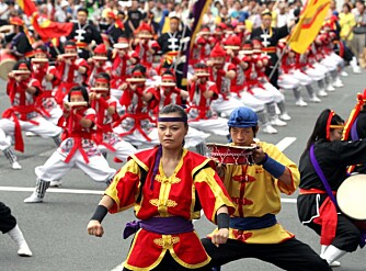 SUNNE TRADISJONER: Disse ungdommene danser iført tradisjonelle drakter fra øya Okinawa. Også i matveien har disse øyboerne lange tradisjoner å ta vare på, som kan sikre dem et langt og sunt liv.