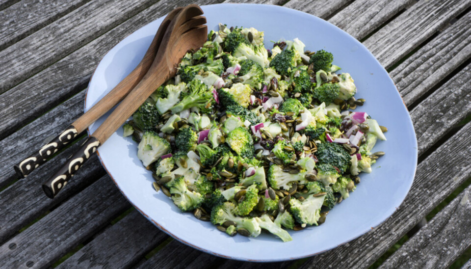 SUPERGRØNNSAKER: Det er mye god helse i de rimeligste grønnsakene våre. Brokkoli, løk og purre er full av helsebringende antioksidanter som du får smakfullt pakket sammen med kostfiber, vitaminer og mineraler. FOTO: Pål Rødahl