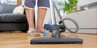 MINDRE STØV: Det blir mindre støv ved at man senker inntemperaturen, men doktor Thor-Øistein Endsjø tror det heller er den ekstra aktiviteten for å holde seg varm, som fører til vekttap ved lavere innetemperatur - ikke temperaturen i seg selv. MINDRE STØV: Det blir mindre støv ved at man senker inntemperaturen, men doktor Thor-Øistein Endsjø tror det heller er den ekstra aktiviteten for å holde seg varm, som fører til vekttap ved lavere innetemperatur - ikke temperaturen i seg selv.