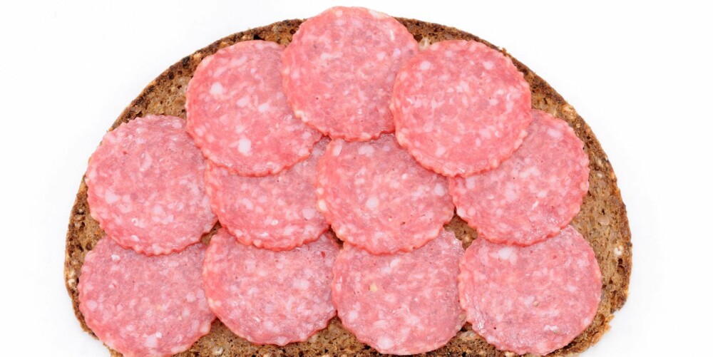 SALAMI: Ved å bytte ut 100 gram salami med 100 gram kokt skinke kan du spare 100 kalorier i uka.