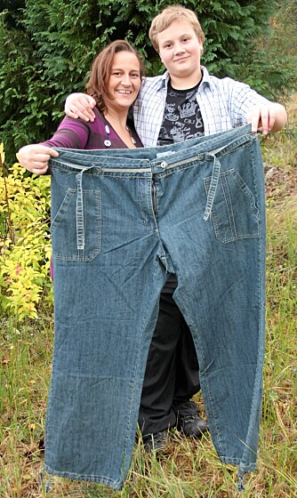 XXL: - Dette var faktisk ikke den største størrelsen jeg brukte, forteller Jane. Hun og sønnen Allan viser frem en av hennes bukser fra tyngre tider.