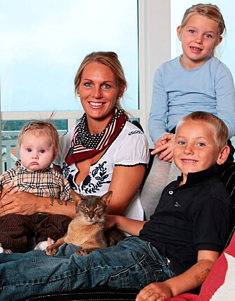 SUKKERSØT FAMILIE: Karin sammen med barna Adina (8), Adam Sokrates (5) og Roma (snart 1), og katten Diesel.