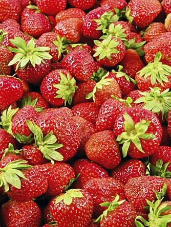 DET SUNNE ALTERNATIVET: Du må spise 850 gram jordbær før du har fått i deg like mange kalorier som i to kuler iskrem. DET SUNNE ALTERNATIVET: Du må spise 850 gram jordbær før du har fått i deg like mange kalorier som i to kuler iskrem.