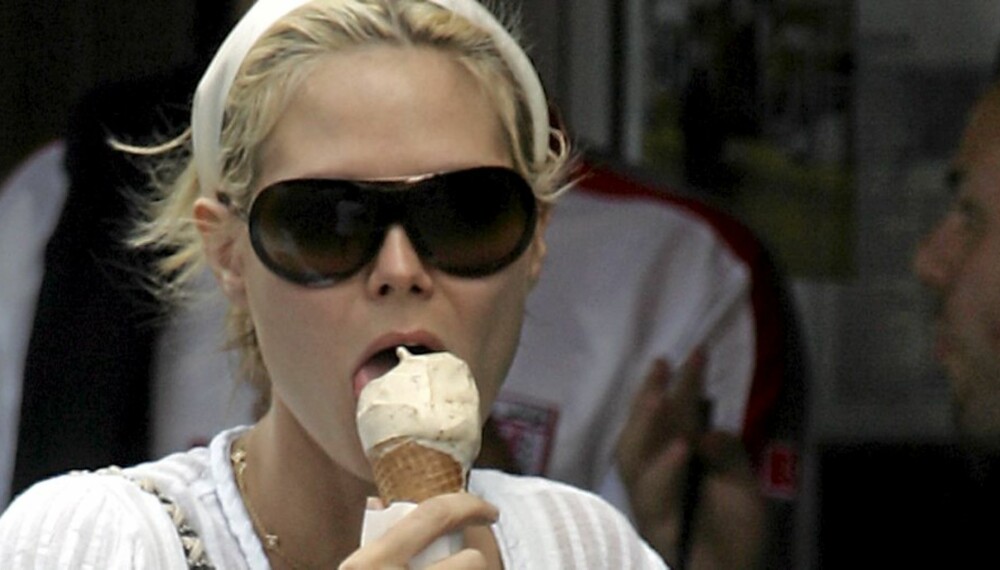 NAM NAM: Til og med modellen Heidi Klum unner seg en is i varmen. NAM NAM: Til og med modellen Heidi Klum unner seg en is i varmen.