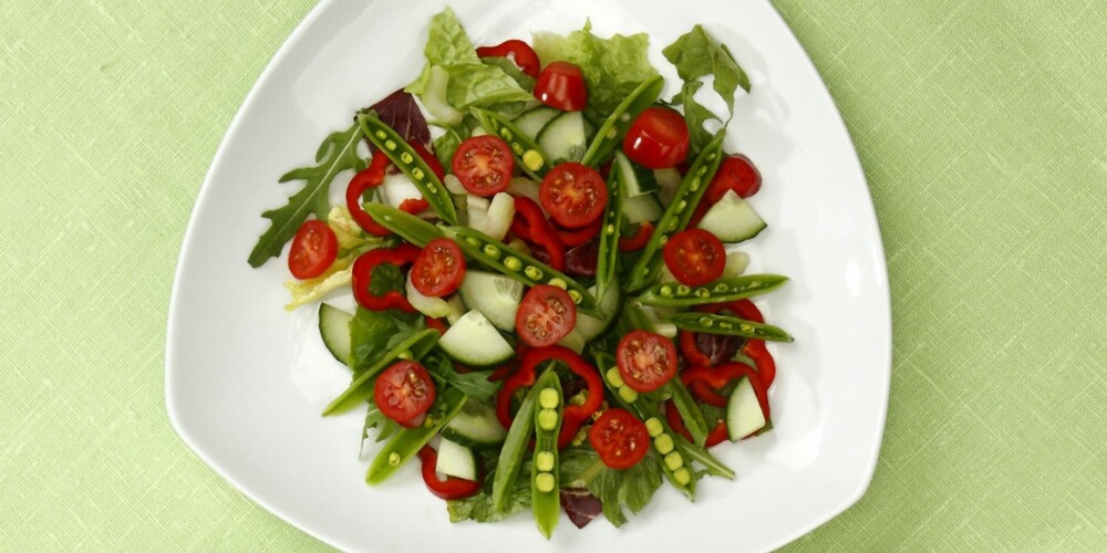 VITAMIN C er viktig for dannelse av bindevevskollagen, sårheling og oppbinding av tungmetaller og for å fange opp jern fra kornmat og grønnsaker og dermed økt jernopptak.
75 mg dekkes med: 1 porsjon salat med paprika, eller 1 porsjon wok eller 2 poteter + 1 porsjon grønnsaker + 1 kiwi VITAMIN C er viktig for dannelse av bindevevskollagen, sårheling og oppbinding av tungmetaller og for å fange opp jern fra kornmat og grønnsaker og dermed økt jernopptak.
75 mg dekkes med: 1 porsjon salat med paprika, eller 1 porsjon wok eller 2 poteter + 1 porsjon grønnsaker + 1 kiwi