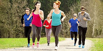 PULS: Du må komme opp i puls for å komme i bedre form. Du kan altså ikke gå deg i bedre form, men du kan godt la den ene treningsøkten i uka være en gåtur i starten der du prøver å løpe litt.