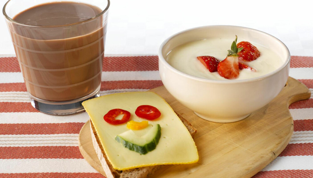 3 OM DAGEN: Består frokosten din av dette, har du sikret det anbefalte kalsiuminntaket på 800 milligram daglig. FOTO: Melk.no 3 OM DAGEN: Består frokosten din av dette, har du sikret det anbefalte kalsiuminntaket på 800 milligram daglig. FOTO: Melk.no
