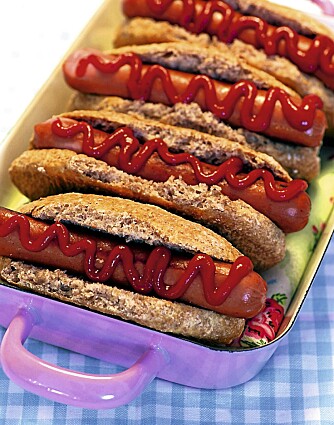 LAVKARBO-PØLSEBRØD: En sunn erstatning for de vanlige pølsebrødene fra butikken. Kan også formes ut som hamburgerbrød. LAVKARBO-PØLSEBRØD: En sunn erstatning for de vanlige pølsebrødene fra butikken. Kan også formes ut som hamburgerbrød.