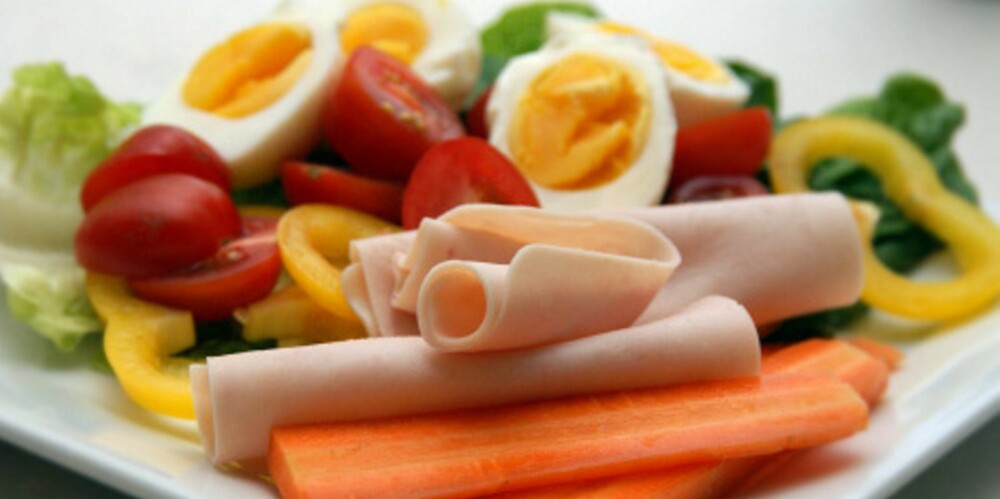 LITT AV HVERT: Miks egg, salat og kalkunskinke. Dette gir få kalorier og metter en stund. FOTO: Kristine Økern