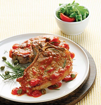 KOTELETTEN LEVER: Prøv en ny vri - svinekoteletter med tomatstuing, kapers og rosmarin.