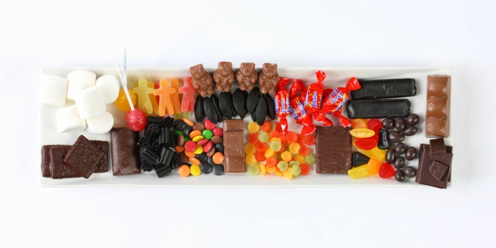 KALORIBOMBER: Alt dette godteriet inneholder 2700 kalorier (kcal). Hver av de 18 godteritypene du ser inneholder 150 kalorier hver. KALORIBOMBER: Alt dette godteriet inneholder 2700 kalorier (kcal). Hver av de 18 godteritypene du ser inneholder 150 kalorier hver.