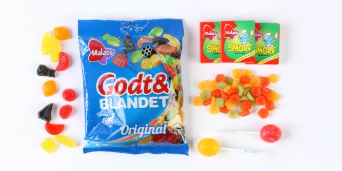 Fruktgodteri har færre kalorier enn sjokolade. 12 Godt og Blandet er 150 kalorier. Eller du kan spise 2,5 boks med smurf fruktpastiller. Fruktgodteri har færre kalorier enn sjokolade. 12 Godt og Blandet er 150 kalorier. Eller du kan spise 2,5 boks med smurf fruktpastiller.