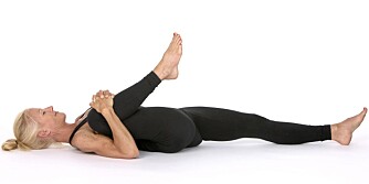 WIND REMOVING POSE: Denne øvelsen masserer tykk- og tynntarmen og til slutt hele tarmsystemet.