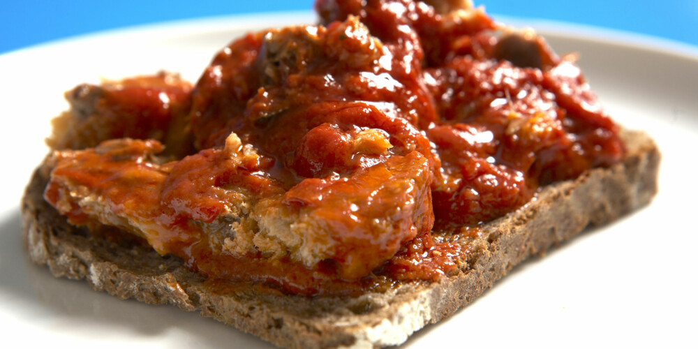 FROKOST: Makrell i tomat på rugknekkebrød eller rugskive.