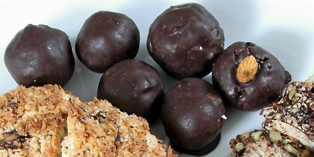 MARSIPANKULER av skåldede mandler og sukrinmelis, rullet i smeltet sjokolade.