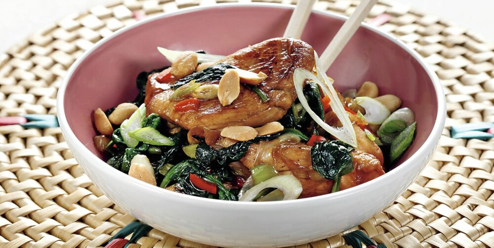 WOK: En porsjon kylling- og grønnsakwok med peanøtter inneholder bare 10 gram karbohydrat. WOK: En porsjon kylling- og grønnsakwok med peanøtter inneholder bare 10 gram karbohydrat.