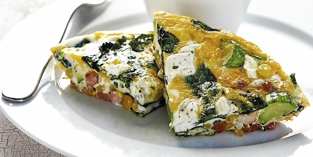 KJAPT: Omelett med squash, spinat, bacon og kremost. KJAPT: Omelett med squash, spinat, bacon og kremost.