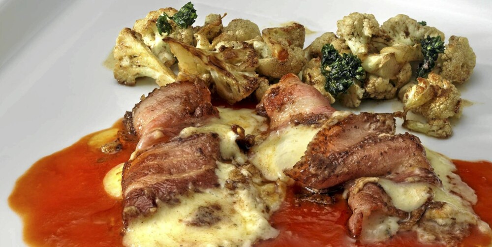 FETTRIKT: Baconsvøpt osteschnitzel med tomatsaus og stekt blomkål. FETTRIKT: Baconsvøpt osteschnitzel med tomatsaus og stekt blomkål.