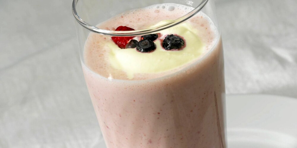 SMOOTH NOK: Bærsmoothie med yoghurt og kremfløte. SMOOTH NOK: Bærsmoothie med yoghurt og kremfløte.