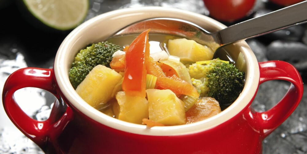 VEGETABLE SOUP: Variant with garlic and paprika.