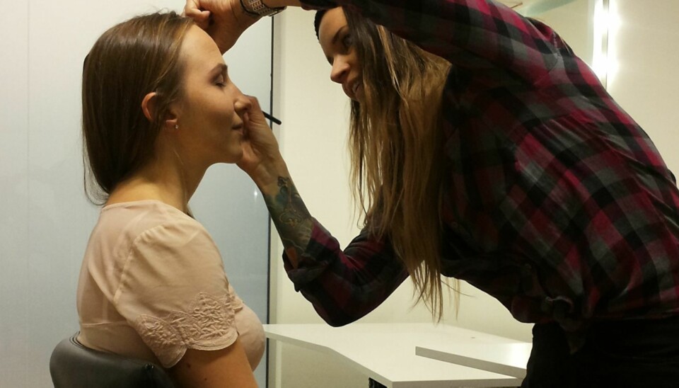 Drømmedag: Nå har du sjansen til å bli skjemt bort en hel dag! Her er stylist Silje Anett Haugen i full sving med å sminke Ann Charlotte.