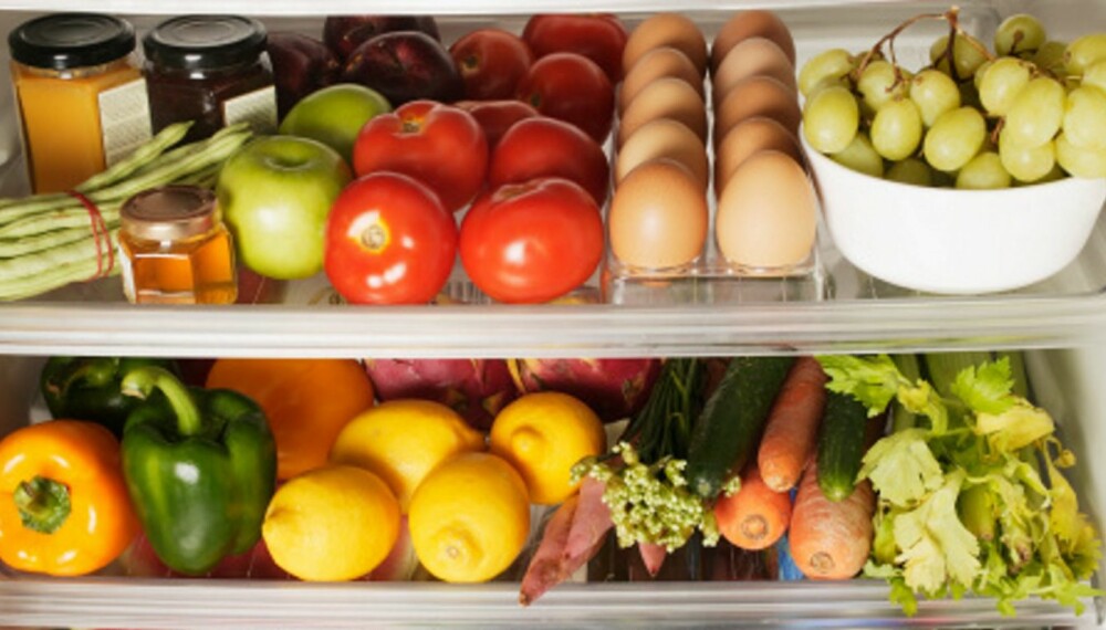 RYDD OG ERSTATT: Lar du være å kjøpe inn usunne fristelser, og heller fyller opp kjøleskapet med frukt og grønt, er det lettere å følge vektplanen din.