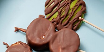SNACKS: Frukt dyppet i sjokolade er et godt alternativ til snop. Og å piske krem av kokosmelk, som du kan dyppe frukt i... Nam! sier Hilde.