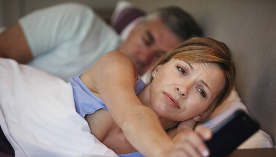 HVORDAN SOVNE FORT: Ikke velg mobiltelefonen som underholdning når du ikke får sove. Den gjør innsovningen enda vanskeligere.