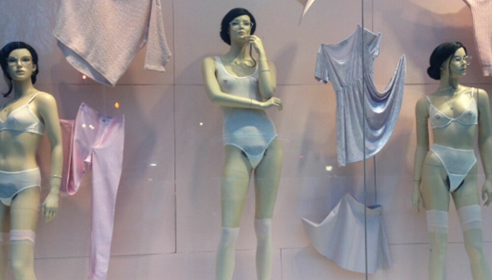 UTSTILLINGSDUKKER MED BUSK: Kleskjeden American Apparel har sørget for at modellene i vinduet har rikelig med kjønnshår. UTSTILLINGSDUKKER MED BUSK: Kleskjeden American Apparel har sørget for at modellene i vinduet har rikelig med kjønnshår.