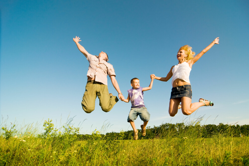 GÅ UT: Hold deg i aktivitet selv om det er ferie. Bli for eksempel med barna ut og lek.