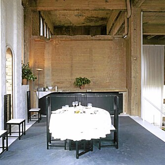 SPISESTUE: Det enkle bordet er rammet inn av de røffe og dramatiske veggene i det store rommet.