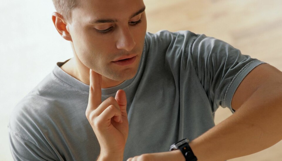 HJERTEBANK: Det å kjenne på egne pulsslag når du har hjertebank, kan i seg selv være en god indikasjon på om du bør kontakte lege eller ikke.