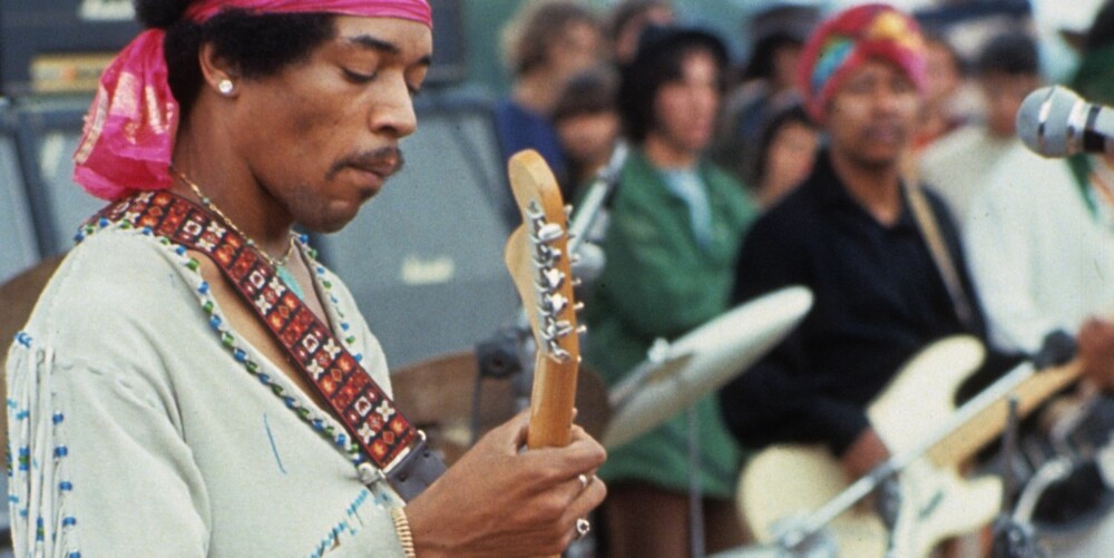 GITARIST: Jimi Hendrix var venstrehendt og måtte snu rekkefølgen på gitarstrengene.