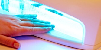 UV-STRÅLER: Når du støper kunstige negler benyttes dette lyset, noe som kan bidra til rynker, ifølge hudlege Rolah Lønning. ILLUSTRASJONSFOTO: Colourbox