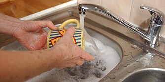 STERKE VASKEMIDLER: Pass på det du vasker med inneholder, så det ikke skader hender og negler. ILLUSTRASJONSFOTO: Colourbox