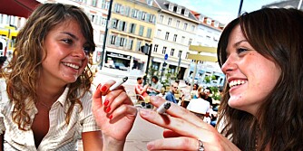 ©PHOTOPQR/L'ALSACE/Jean Francois Frey
 MULHOUSE LE 11/08/2009 - Les petitions se multiplient contre les terrasses fumeurs 
Conversations interminables, rires tonitruants, tintements de verres et odeur de cigarettes?
DEUX JEUNES FEMMES FUMENT SUR UNE TERRASSE
AUTO OK DEJA OK