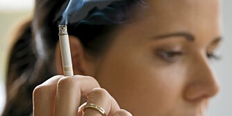 TRØSTEPINNE: For mange kvinner er sigaretten en trøst. Etter røykeslutt er det ekstra lett å sprekke når livet går på tverke.
