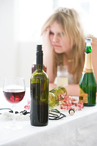 TÅLER MINDRE: Våkner du med bondeanger og hodepine mens kjæresten er like pigg? Det er ikke så rart, for kvinner tåler mindre alkohol enn menn. TÅLER MINDRE: Våkner du med bondeanger og hodepine mens kjæresten er like pigg? Det er ikke så rart, for kvinner tåler mindre alkohol enn menn.