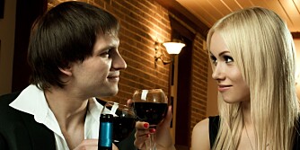 ROMANTIKK MED VIN: Ikke del vinflasken likt. En ekte gentleman drikker alltid mer enn kjæresten.