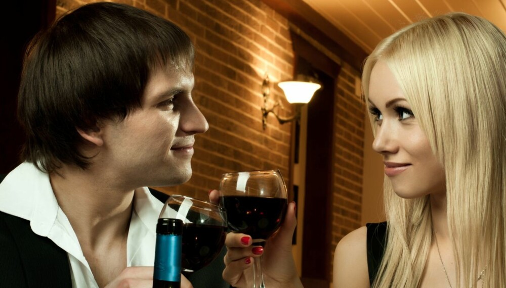 ROMANTIKK MED VIN: Ikke del vinflasken likt. En ekte gentleman drikker alltid mer enn kjæresten.