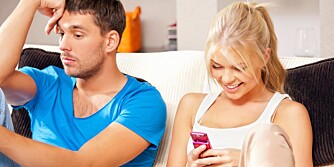 GÅR UTOVER FORHOLDET: Å være mer opptatt av mobilen under sexakten deres kan fort ødelegge gnisten i forholdet, mener samlivsekspert Kate Elin Søyland. ILLUSTRASJONSFOTO: Colourbox