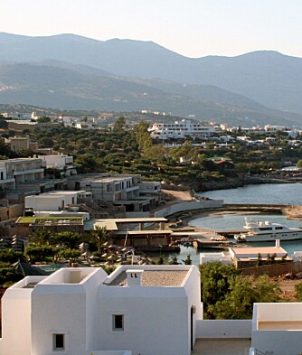 FLOTTE STEDER: Luksushotellene ligger på en lang, lang rekke langsmed vannet i den greske byen Elounda.