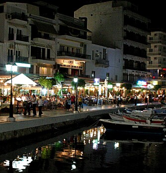 KOSELIG: Agios Nikolaos har et koselig og populært restaurantområde.