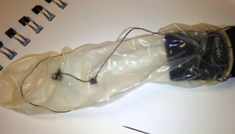 ELEKTRISK KONDOM: Studentene Firaz Peer og Andrew Quitmeyer ved Georgia Tech's Digital Media Program har utviklet Electric Eel, en prototype på et digitalt kondom som skal øke menns seksuelle nytelse.