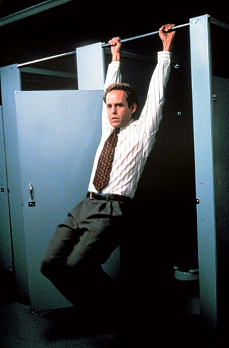 AKROBATIKK PÅ DO: Her prøver Peter MacNicol, som John Cage i Ally McBeal, å imponere på do. Norske damer liker imidlertid ikke forsøk på flørt og sjekking på unisex-do. AKROBATIKK PÅ DO: Her prøver Peter MacNicol, som John Cage i Ally McBeal, å imponere på do. Norske damer liker imidlertid ikke forsøk på flørt og sjekking på unisex-do.